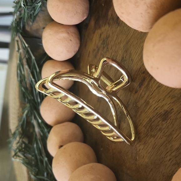 Gold metal hair clip - Picture 3 of 4